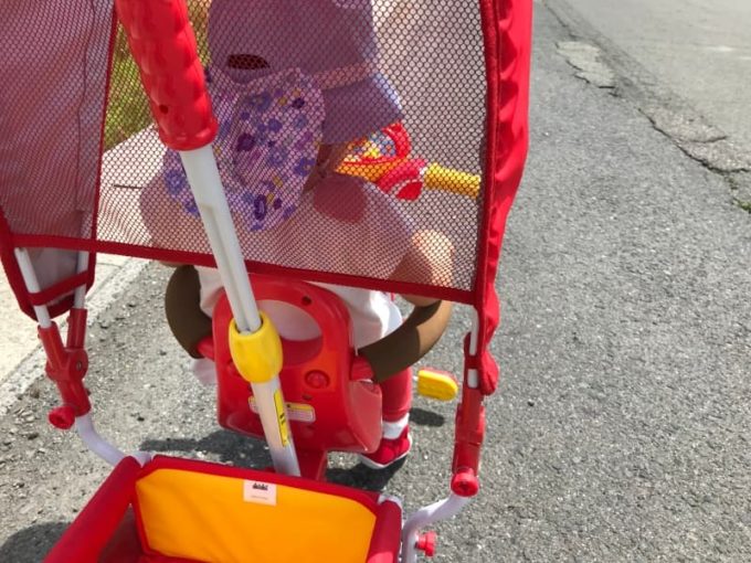 アンパンマンの三輪車に乗る子ども