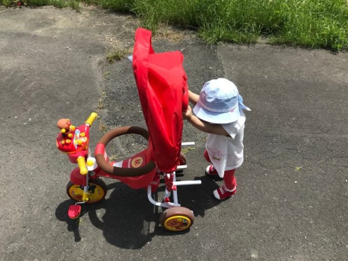 アンパンマンの三輪車を押す子ども