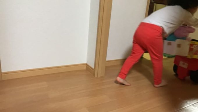 アンパンマンカーを押して遊ぶ姿