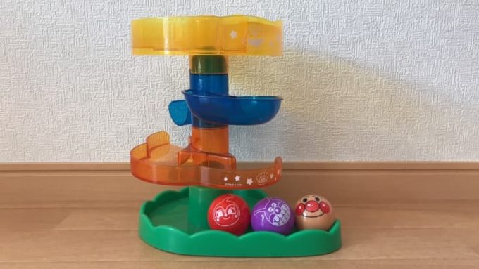 アンパンマンのおもちゃ にぎって！おとして！くるコロスロープの全体像