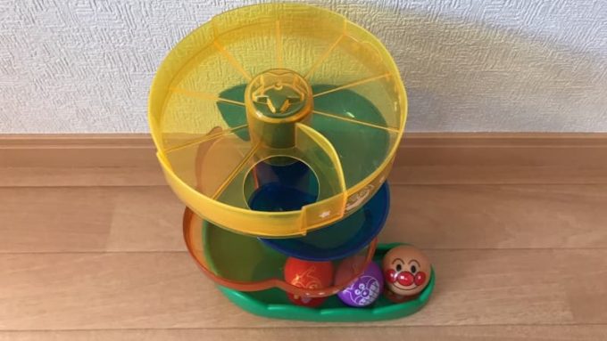 アンパンマンのおもちゃ にぎって！おとして！くるコロスロープを上から見た