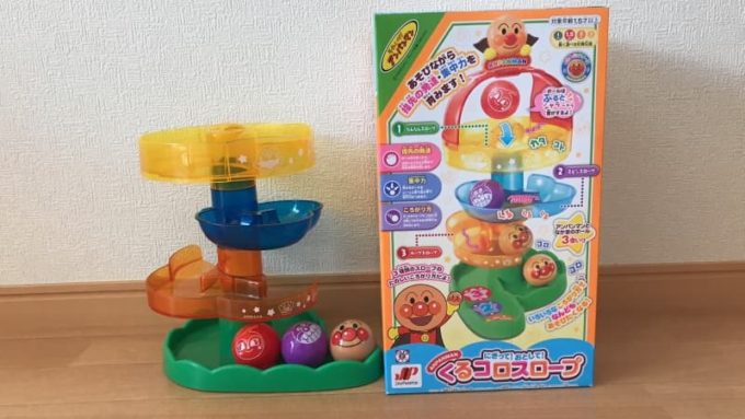 アンパンマンのおもちゃ にぎって！おとして！くるコロスロープの箱と中身