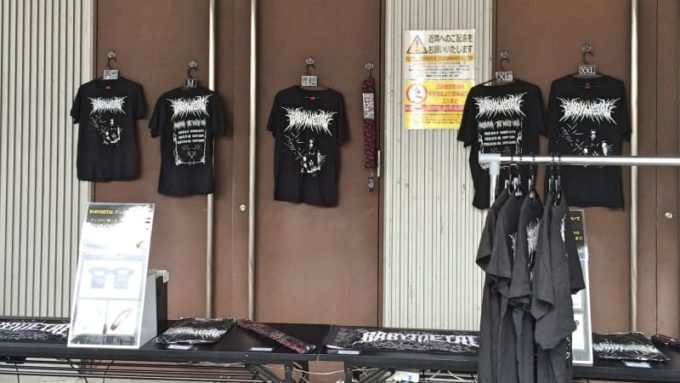 BABYMETALのライブ会場で行われる物販の様子