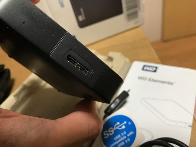 Western Digital 外付けHDD2TB 接続端子は特徴的