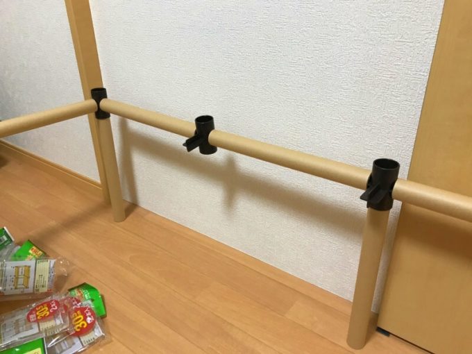 紙パイプとジョイントをつなげる。