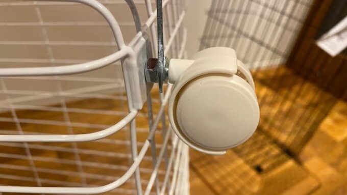 山崎実業の洗濯かご tower キャスターはスパナで取り付ける