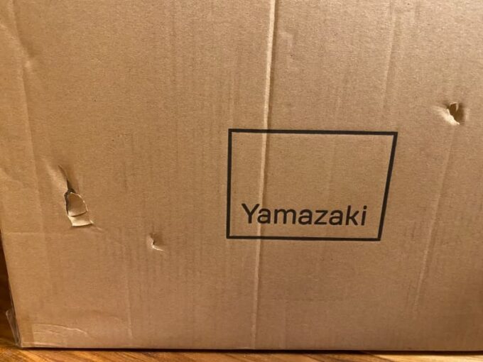 交換で届いたダンボールが傷付いてて心配 山崎実業の洗濯かご tower ランドリーバスケットキャスター付き